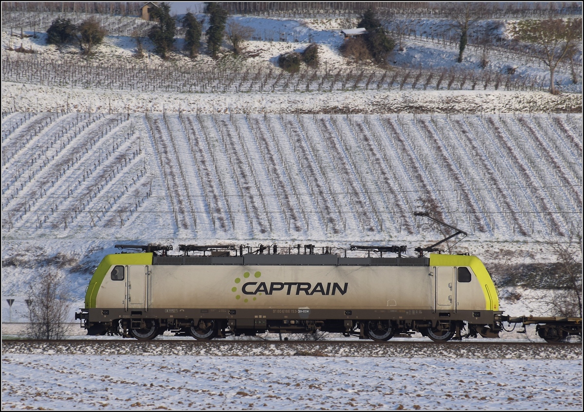 Zwischen Belchensystem und Blauendreieck. 

Captrain 185 153 ist bei Buggingen nordwärts unterwegs. Februar 2021.