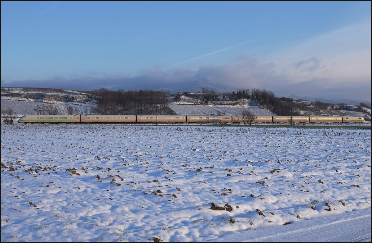 Zwischen Belchensystem und Blauendreieck. 

Ein ICE 2 verirrt sich selten in den Süden. Daher ein paar mehr Bilder des kurzen ICE auf der badischen Hauptbahn. 402 039 Essen nordwärts bei Buggingen. Februar 2021.