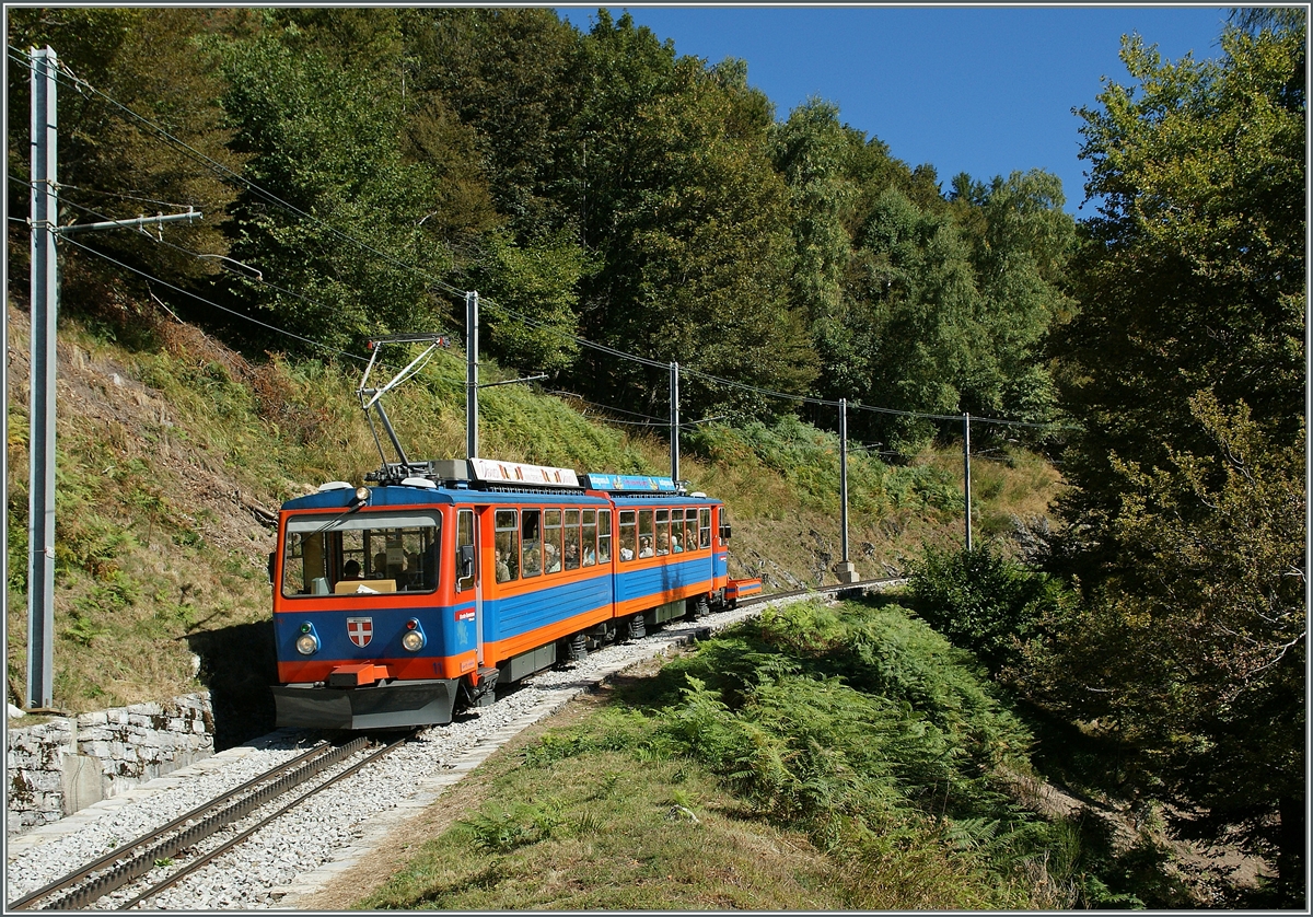 Zwischen Bella Vista und der Gipfelstaion Generoso Vetta ist der MG Beh 4/8 N° 11 unterwegs.
12. Sept. 2013