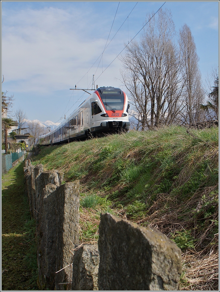 Zwischen Tenero und der Endstation Locarno ist dieser TILO Flirt RABe 524 104 unterwegs, das eigentliche Motiv aber sind die typischen, auf weiten Strecken die Tessiner Gotthardbahn-Line (bzw. hier die Stichstecke nach Locarno) säumenden Steinplatten. 

18. März 2015