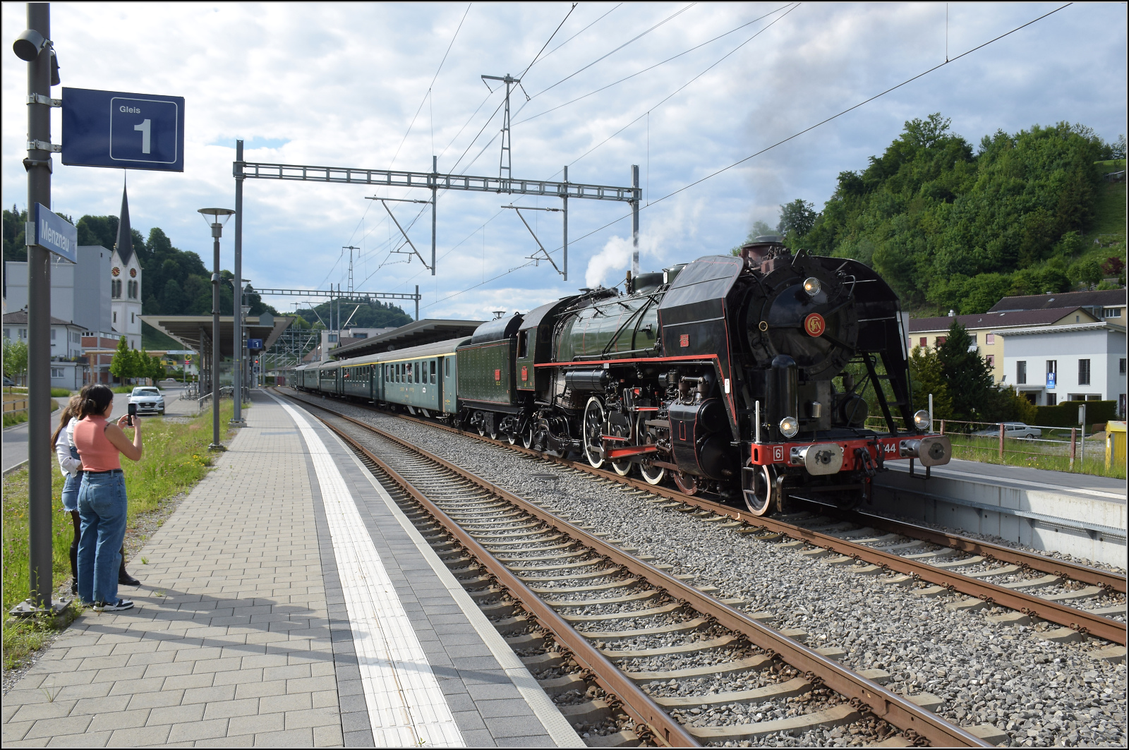 150 Jahre Emmentalbahn. 

141-R-1244 auf dem R�ckweg von der grossen Emmentalrundfahrt anl�sslich des Jubil�ums. In Menznau ist eine Zugkreuzung angesagt, Zeit zum Aufholen und Mitfahren. Wie sich kurz drauf zeigte, die genau passende Unterbrechung. Mai 2025.

Immer wieder sch�n zu sehen ist auch Respekt Begeisterung, die �berall der ungew�hnlichen Fuhre gezollt wurden.