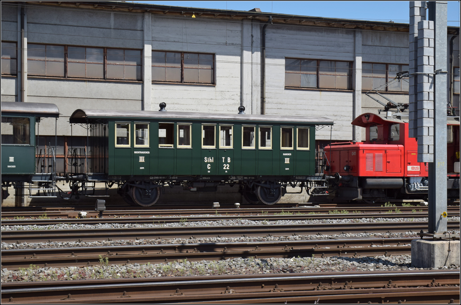 150 Jahre Emmentalbahn.

Tem 225 041 der BLS Stiftung rangiert die Wagen des Schnaaggi Schaaggi im Bahnhof Burgdorf. Im Bild ist C 22 der Z�rcher Museumsbahn. Mai 2025.

Der Wagen C 22 geh�rt zur Originalausstattung der Sihlthalbahn aus dem Jahr 1892. Der von der SIG gebaute Wagen wurde 1950 von der Orbe-Chavornay �bernommen und �berstand dann die Zeit ab 1986 beim Rive-Bleu-Express am Genfersee. 2004 kam der Wagen in seine Heimat zur�ck, wo er nach einem Unfall 2016 mittlerweile tadellos aufgearbeitet wurde. Ein echtes Bijou und einer der wenigen Wagen aus dem 19. Jahrhundert, die jeden historischen Personenzug edeln. Logisch, dass der 123-J�hrige zum 150. Geburtstag der Emmentalbahn geladen war... ;-)