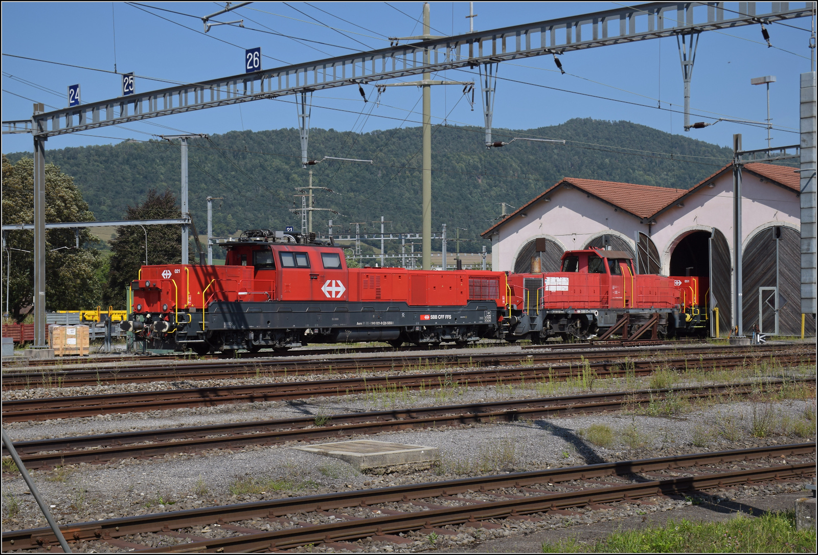 Aem 940 021, Am 841 029 und in den Lokschuppen passt die lange Aem 940 051 nicht ganz hinein. Del�mont, August 2024.