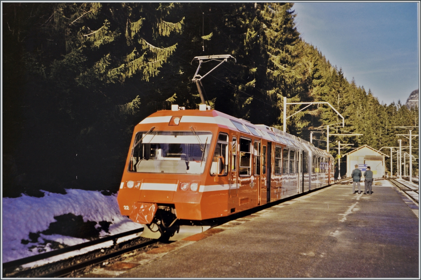 Aufgebügelt steht der M-C BDeh 4/8 22 in Le Châtelard und wird von zwei Grenzwächtern auf dem Bahnsteig beäugt. Damals verkehrten die Züge von Martigny bis St-Gervais durchgehend. 

Analogbild vom 10. Februar 2000