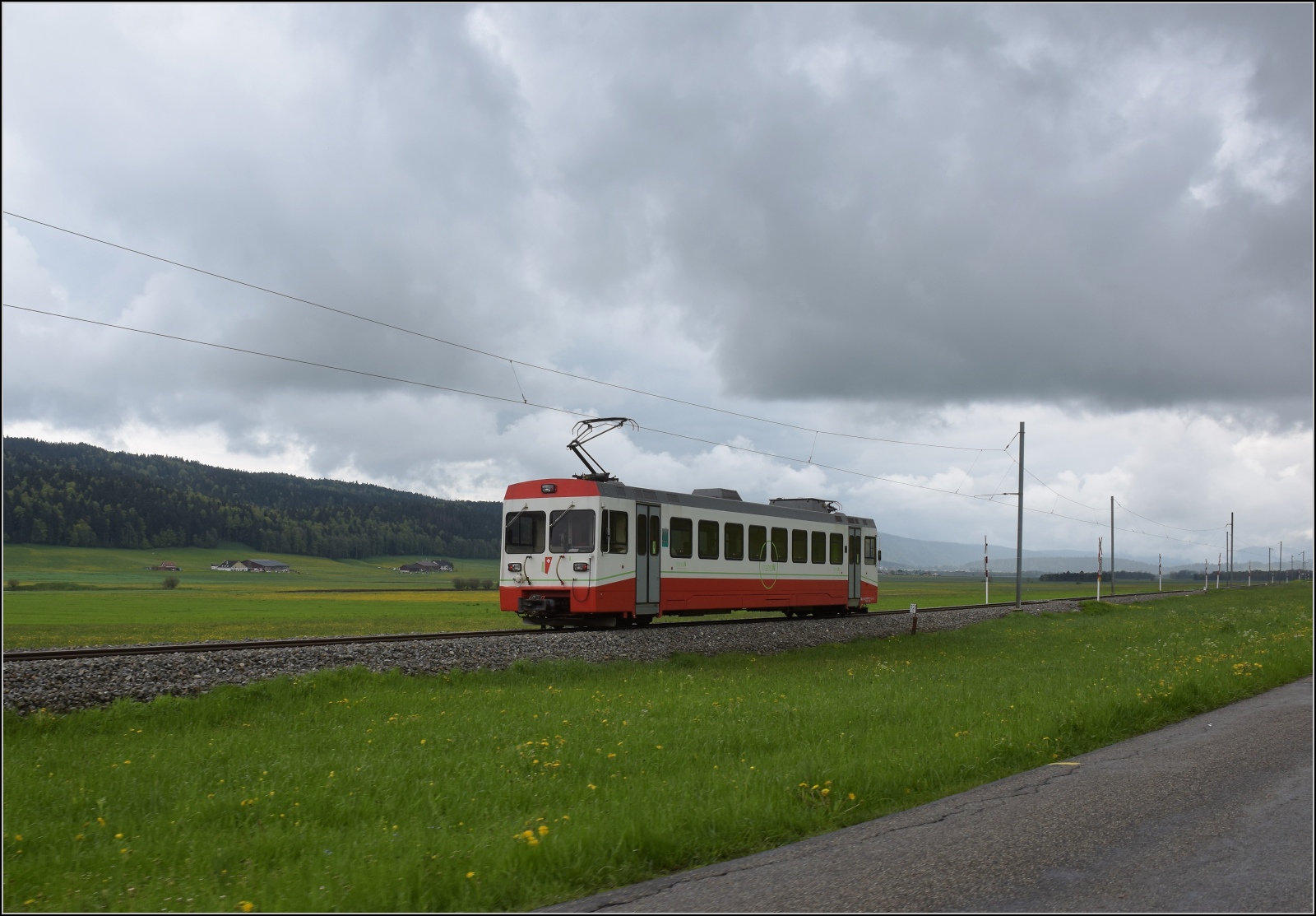 BDe 4/4 8 von TransN im Vallée des Ponts überholt unnachgiebig bei Petit-Martel. Mai 2023.