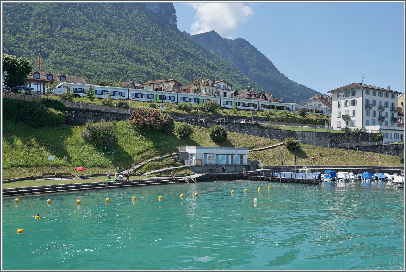 Bei der Weiterfahrt des Schiff konnte dann der (fast) ganze BLS RABe 528  MIKA  beim Halt (Wenden) in St-Gingolph fotografiert werden. 

2. August 2024