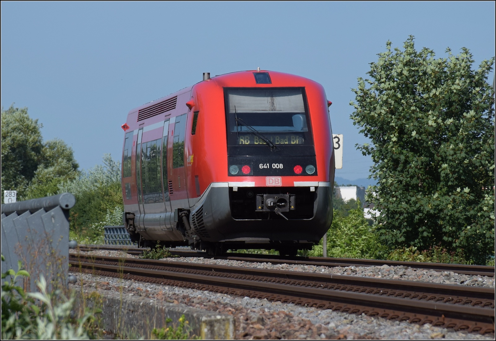 Beifang: 641 008 auf der Autobahnbr�cke bei Warmbach. Juli 2023.