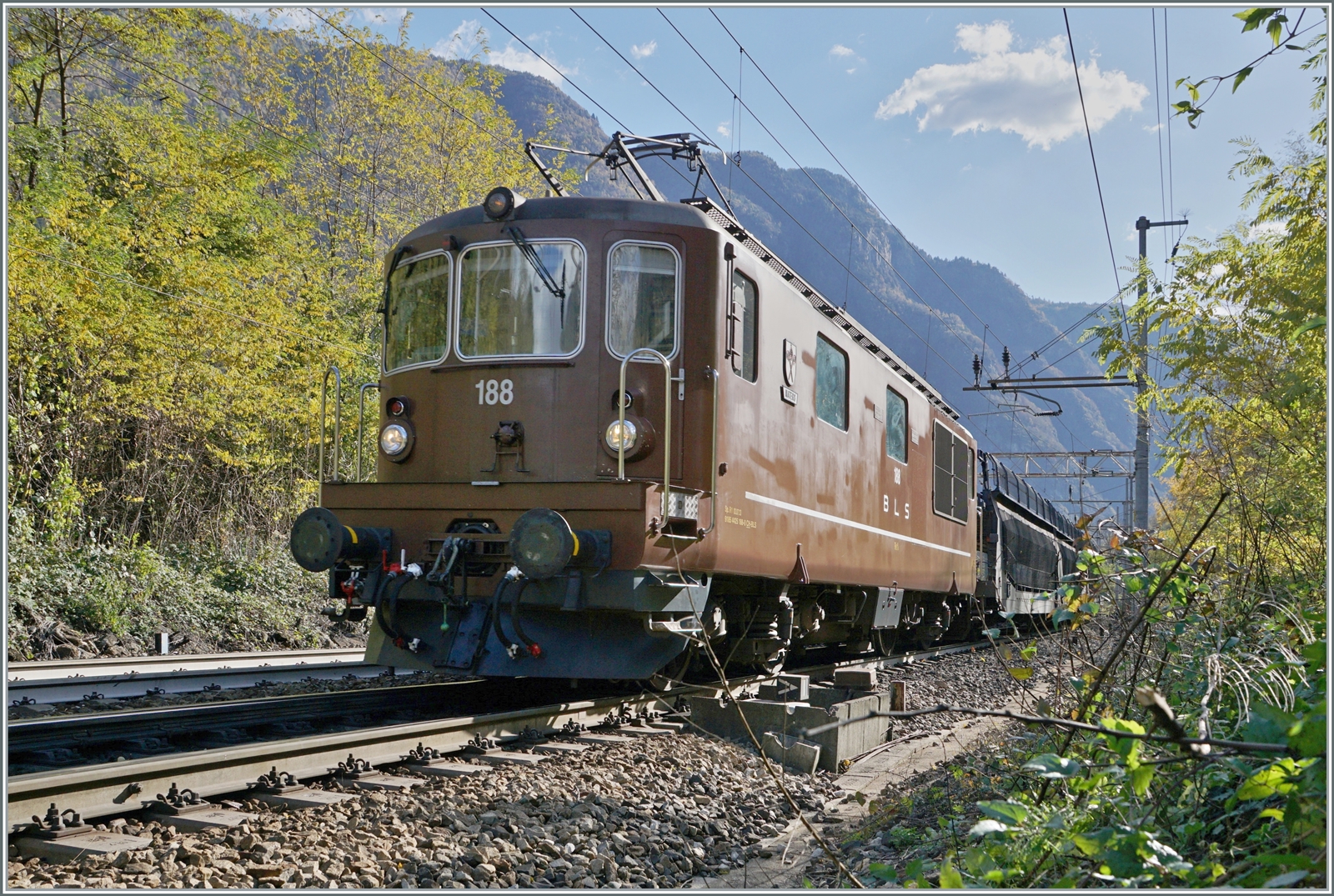 BLS Re 4/4 181 - 189 ab 1974; die BLS Re 4/4 188  Naters  ist bei Varzo (It) mit einem Güterzug auf dem Weg nach Norden. 

27. Okt. 2017