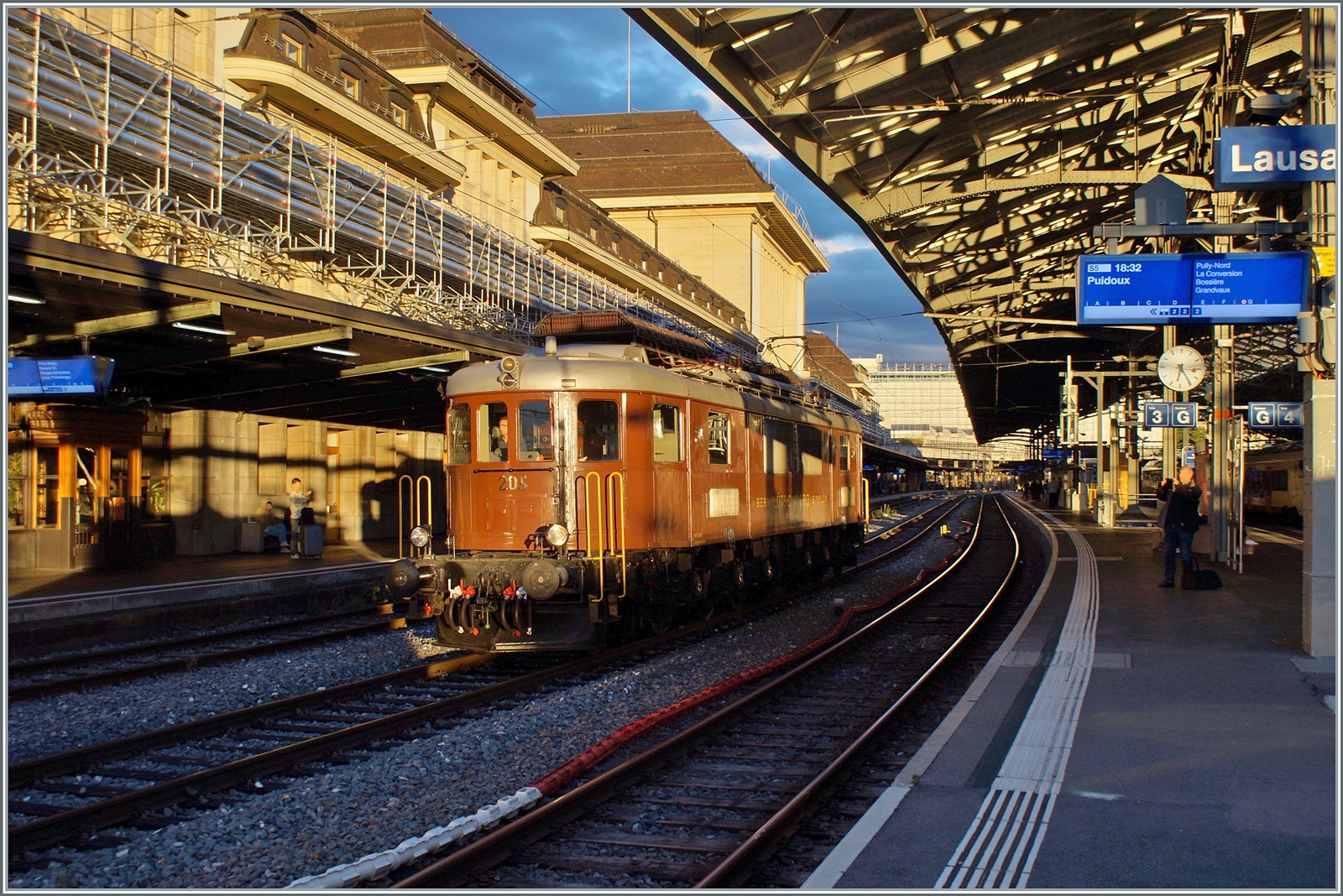 Da der  Train Chasse  der  L'Association 141R568  auf der Rückfahrt von La Chaux de Fonds nach Vallorbe in Lausanne (wie vorgänging auch in Chambrelien) umfahren werden musste, versuchte gelang bei sehr tiefem Sonnenstand noch ein Bild der Rangierfahrt der (ex) BLS Ae 6/8 205 in Lausanne.
14. Oktober 2023