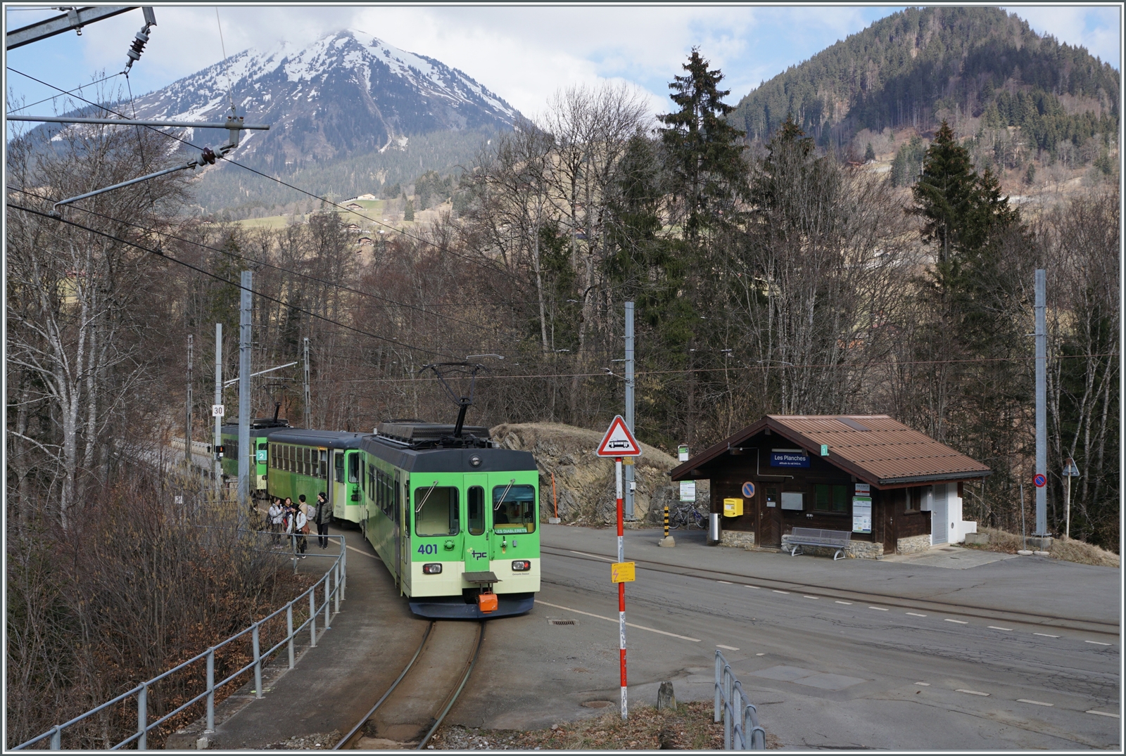 Danke der kleinen Reisegruppe die irrtümlich beim Bedarfshalt Les Planches ausstieg und somit den Zug zum Halten veranlasste, kam ich in den Genuss die BDe 4/4 404, Bt und BDe 4/4 401 beim Halt fotografieren zu können.

17. Februar 2024