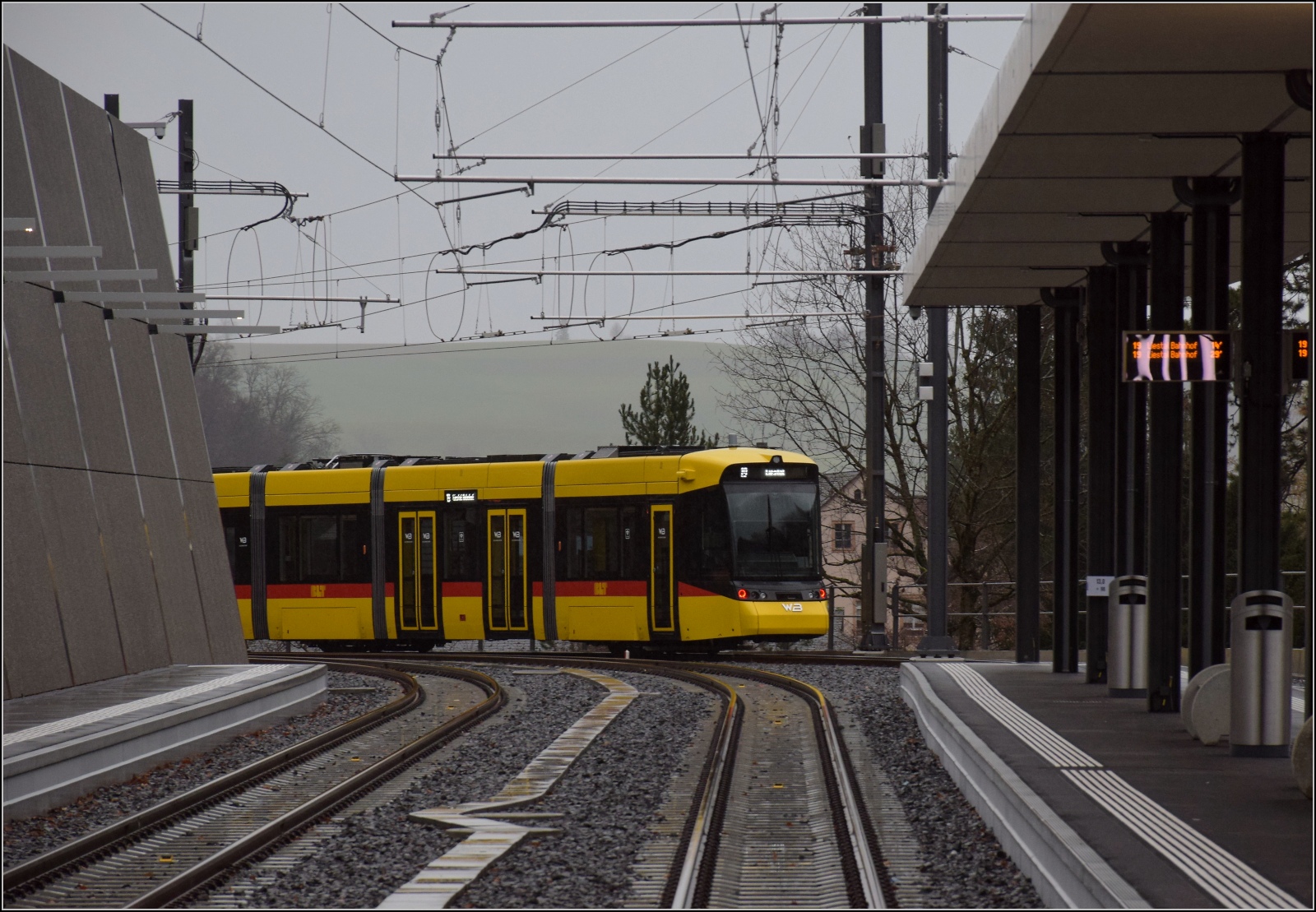 Das neue Waldenburgerli.

Im äußerst nüchternen Bahnhof Waldenburg. Dezember 2022.