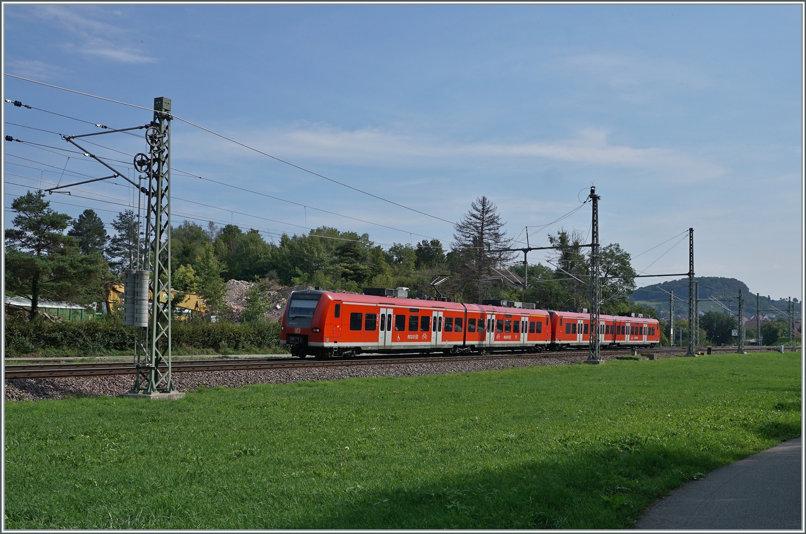 DB 426 im Einsatz auf der Strecke Singen - Schaffhausen bei Thayngen; da infolge von Personalmangel die Züge nur im Stundentakt verkehrten, wurden sie in Doppeltraktion angeboten, so dass zumindest mathematisch die Sitzplatz-Kapazität pro Stunde stimmte... 

30. August 2022