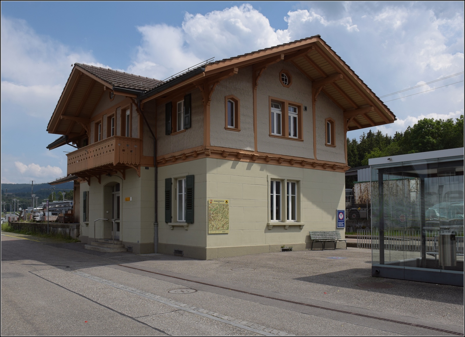 Der Bahnhof Worb SBB im gleichnamigen Ortsteil. Juni 2023. Dr' schn�ischt W�g nach Worb d�rfte angesichts 1,5 km Fu�marsch allerdings nicht mit der Normalspur S-Bahn dorthin f�hren. Juni 2023.