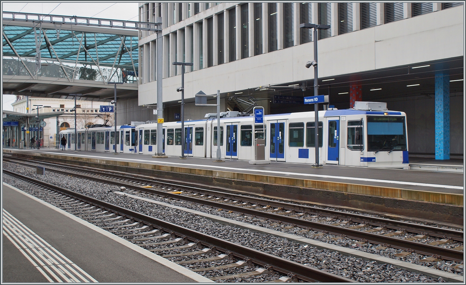 Der Bahnsteig verdeckt die Fahrwerksteile der beinden TL Be 4/6 (Be 558) in Renens VD. Der Klassiker  andere Bahnsteigseite  kommt hier nicht zu tragen. verfügt die TSOL doch in Renens VD auf diesem Gleis gleich über zwei Bahnsteige um den Ein- und Ausstieg zu beschleunigen. 

14. Dez. 2023