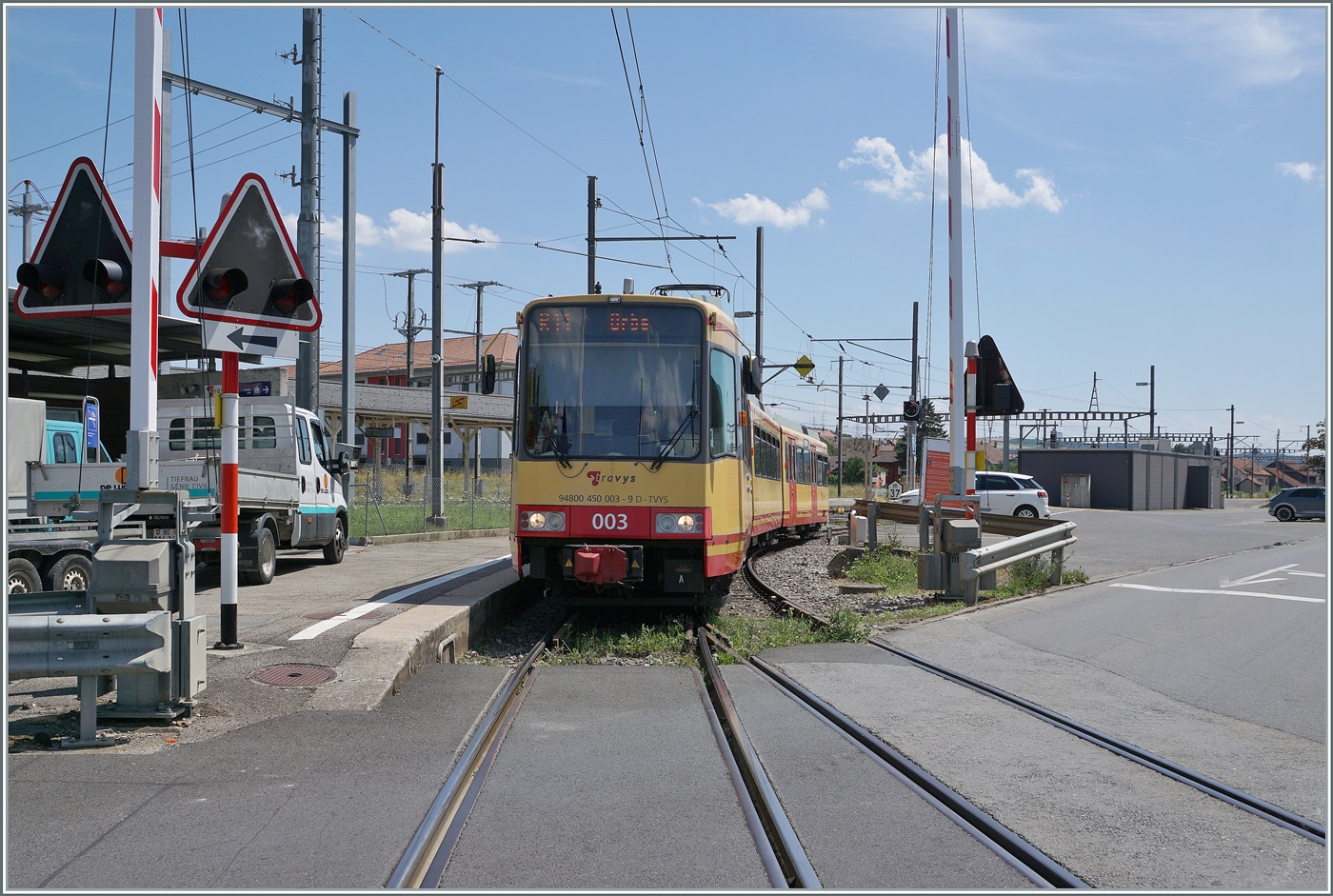 Der Be 4/8 N° 3 (94800 450 003-9 D-TVYS) aus Orbe in Chavornay angekommene wendet hier und wartet auf die baldige Rückfahrt nach Orbe. Der Gleichstromteil des Bahnhofs von Chavornay ist recht klein, und der in der Kurve stehende Triebwagen deshalb nicht ganz einfach zu fotografieren. Mit dem Fahrplanwechsel vom Dez. 2025 endete der Gleichstrom Betrieb und die Strecke wird auf Wechselstrom umgebaut, so dass ab dem Fahrplanwechsel 2026 direkte Züge von Lausanne nach Orbe angeboten werden. 5. Juli 2025