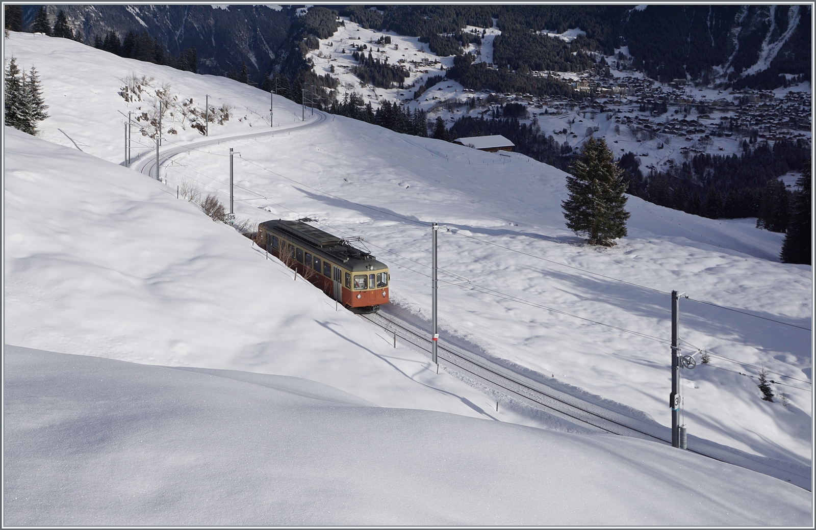 Der BLM Be 4/4 31 (ex Bipperlisi) in einer herrlichen Winterlandschaft zwischen Winteregg und Grütschalp. 

16. Jan. 2024