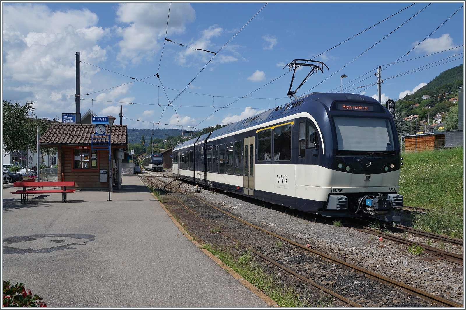 Der CEV MVR ABeh 2/6 7503  Blonay Chamby  steht beim Blonay-Chamby  Empfangsebäude  der Blonay-Chamby Bahn in Blonay. 

2. Aug. 2024