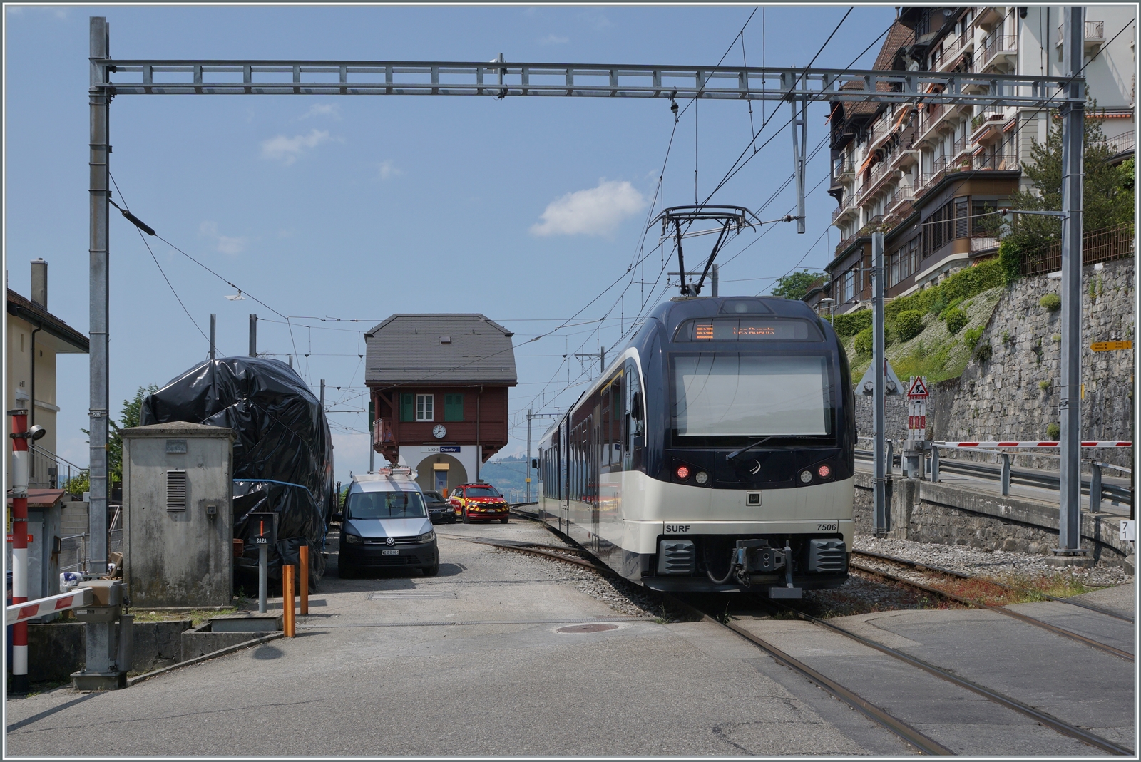 Der CEV/MVR ABeh 2/6 7506 auf der Fahrt von Montreux nach Chamby erreicht Chamby; link im Bild vereckt bzw. eingepackt steht wahrscheinlich der CEV BDe 4/4 105 der wohl nun endlich bei der B-C überarbeitet wird.

28. Mai 2023  