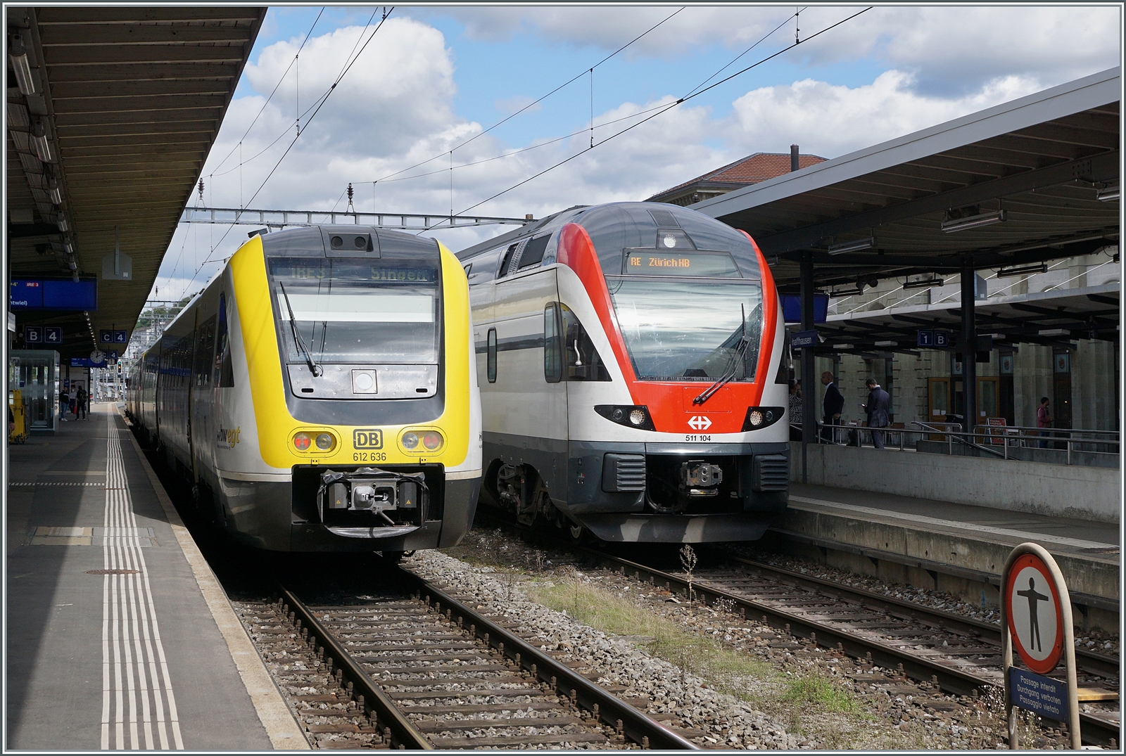 Der DB 612 636 ist als IRE auf dem Weg nach Singen und der SBB RABE 511 104 ald IR nach Zürich - oder bunte internationale Eisenbahn in Schaffhausen.

19. Sept. 2022