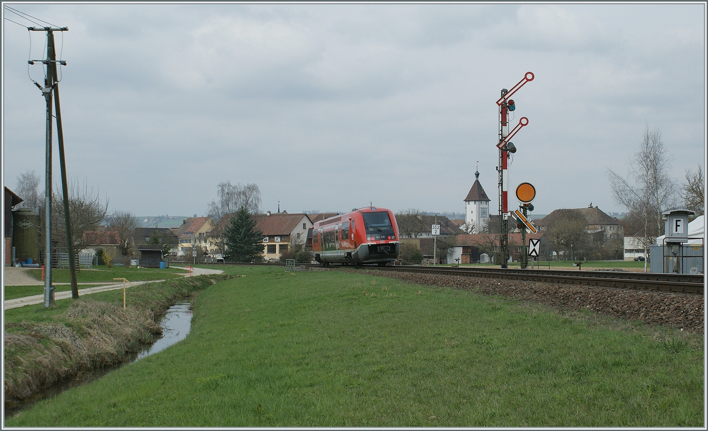 Der DB 641 012 ist als RB bei Neunkrich auf dem Weg nach Erzingen. Das Bild zeigt im linken Teil ein neu geplante Strasse, aber keinerlei Anzeichen für den baldigen Doppelspurausbau und die Elektrifizierung der Strecke im Klettgau.

8. April 2010