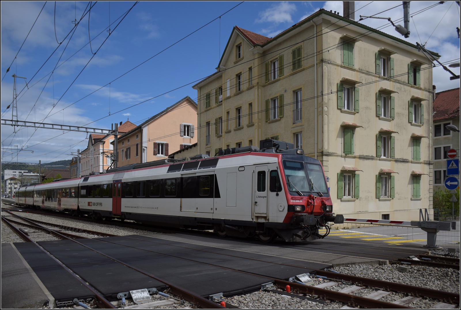 Der Funkelnde.

RBDe 560 281 'L'Arbogne' f�hrt nach Buttes aus. Eigentlich entspanne ich die Bilder gerne mit einem Hauch Sturz. Die Architektur der Gegend dr�ngt einem geradezu die strikte Auslegung der Geometrie im Sinne des Klassizismus auf. Drum soll auch das Bild so streng ausgerichtet sein. Fleurier, Mai 2024.