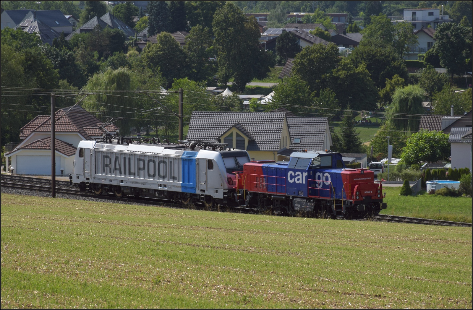 Der Railpool-Traxx 187 003 �berf�hrt die Hybridlok Ama 832 Richtung Basel. Frick, Juli 2023.