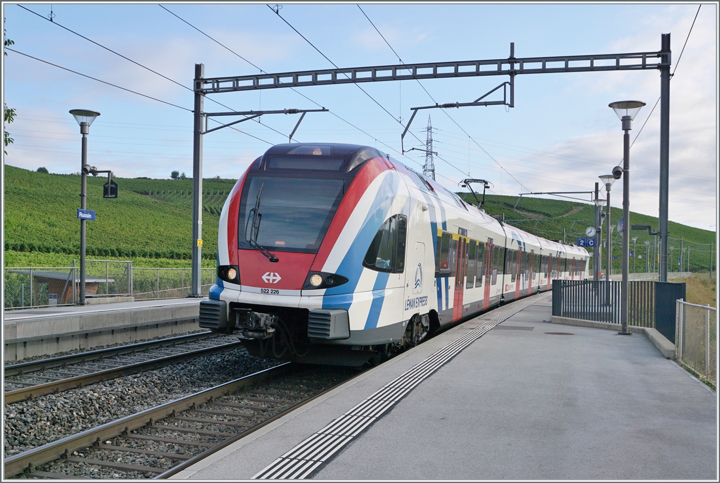 Der SBB LEX RABe 522 226 erreicht auf der Fahrt als RL5 von Genève nach La Plaine den Halt Russin. 

26. Aug. 2024