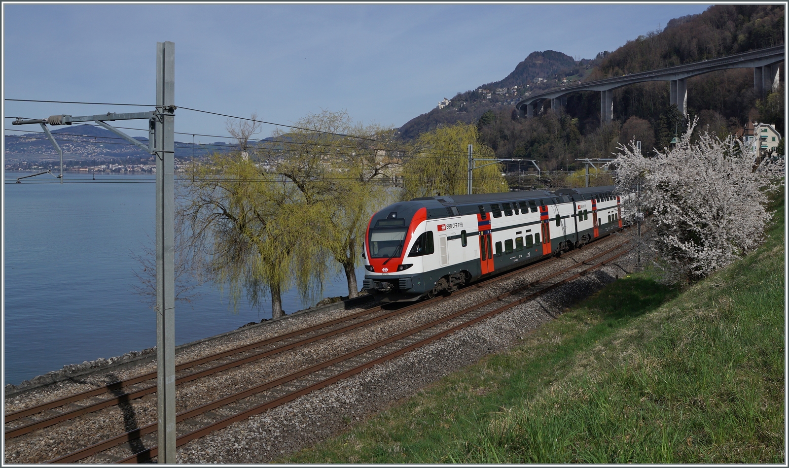 Der SBB RABe 511 105 ist kurz nach Villeneuve als RE auf dem Weg nach Annemasse. 

21. März 2023