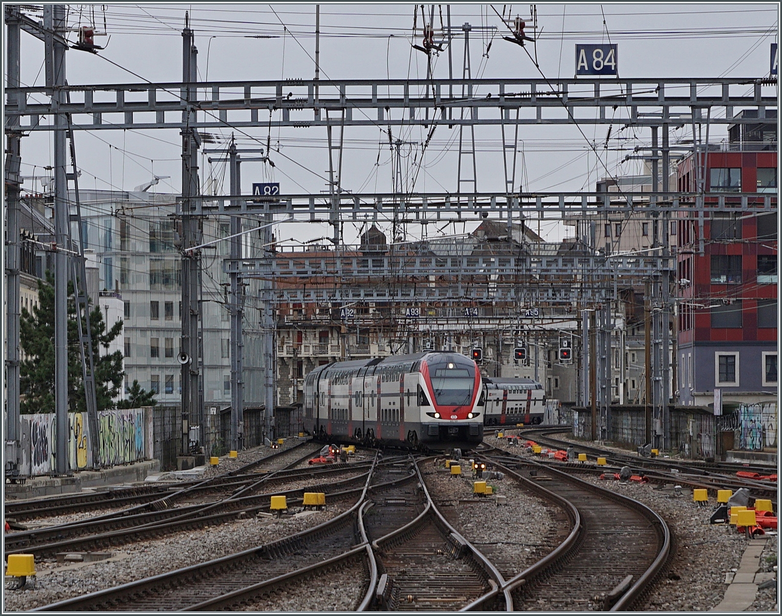 Der SBB RABe 511 113 und ein weiterer schlängen sich von Annemasse kommen in den Bahnhof von Genève.

4. März 2024 

