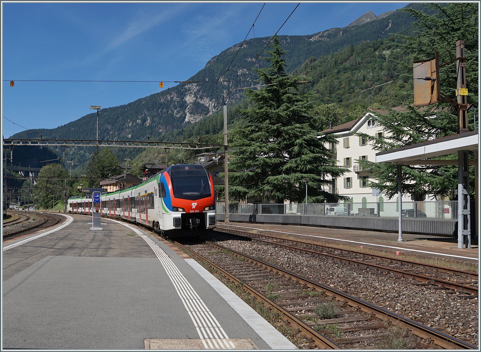 Der TILO RABe 524 305 als Leermaterialzug bei der Durchfahrt in Faido in Richtung Süden. Seitdem die SOB die RE Locarno - Basel/Zürich übernommen hat, sind die TILO RABe in der Leventina nur noch in den Randstunden im Einsatz; somit hatte ich Glück diesen TILO-Zug vor die Kamera zu bekommen.

4. Sept. 2023 