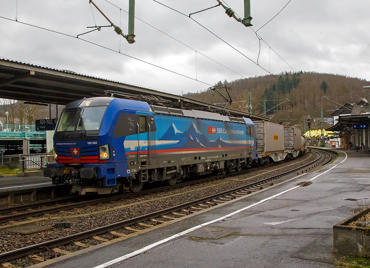 Die an die SBB Cargo International AG vermietete 193 522 „Elbe“ (91 80 6193 522-0 D-SIEAG) der SüdLeasing GmbH (Stuttgart, eingestellt in Deutschland durch Siemens) fährt am 14.01.2023, mit einem KLV-Zug, durch den Bahnhof Betzdorf (Sieg) in Richtung Köln.

Die Siemens Vectron MS wurde 2019 von Siemens Mobilitiy in München-Allach unter der Fabriknummer 22661 gebaut. Eigentümer ist die Südleasing GmbH in Stuttgart (LBBW-Tochter) die 20 dieser Loks an die SBB Cargo International vermietet hat, eingestellt sind sie in Deutschland durch die Siemens Mobilitiy. Es besteht zudem eine Option für 20 weitere Fahrzeuge.

Diese Mehrsystem-Loks sind für den Einsatz auf dem Rhein-Alpen-Korridor vorgesehen und sind für den Betrieb in Deutschland, Österreich, Schweiz, Italien und den Niederlanden (D/A/CH/I/NL) ausgelegt. Sie verfügen über eine Leistung von 6,4 MW (160 km/h) und sind neben den nationalen Zugsicherungssystemen mit dem Europäischen Zugsicherungssystem (ETCS) ausgestattet.
