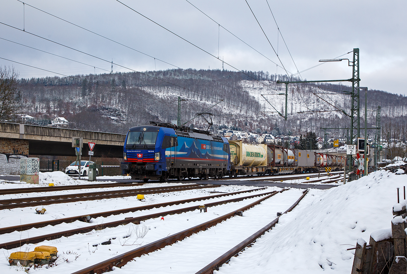 Die an die SBB Cargo International vermietete 193 516 „Aare“ (91 80 6193 516-2 D-SIEAG) der SüdLeasing GmbH (Stuttgart, eingestellt in Deutschland durch Siemens) fährt am 21.012023, mit einem HUPAC KLV-Zug, durch Niederschelden (Sieg) in Richtung Köln.

Die Siemens Vectron MS wurde 2019 von Siemens Mobilitiy in München-Allach unter der Fabriknummer 22629 gebaut. Eigentümer ist die Südleasing GmbH in Stuttgart (LBBW-Tochter) die 20 dieser Loks an die SBB Cargo International vermietet hat, eingestellt sind sie in Deutschland durch die Siemens Mobilitiy. Es besteht zudem eine Option für 20 weitere Fahrzeuge.

Diese Mehrsystem-Loks sind für den Einsatz auf dem Rhein-Alpen-Korridor vorgesehen und sind für den Betrieb in Deutschland, Österreich, Schweiz, Italien und den Niederlanden (DACHINL) ausgelegt. Sie verfügen über eine Leistung von 6,4 MW (160 km/h) und sind neben den nationalen Zugsicherungssystemen mit dem Europäischen Zugsicherungssystem (ETCS) ausgestattet.