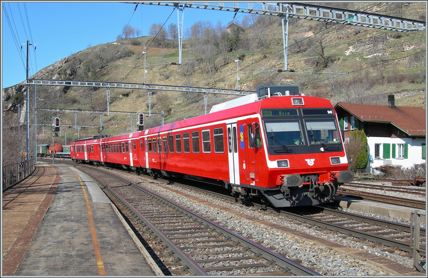 Die von bei der Fusion von der RM �bernommen RBDe 566 Pendelz�ge fuhren einige Zeit im RM Rot als BLS Regionalz�ge. Mit dem ABt 941 an der Spitze (und dem schiebenden RBDe 566 241) verl�sst der Regionalzug nach Brig Ausserberg. 

16. M�rz 2007
