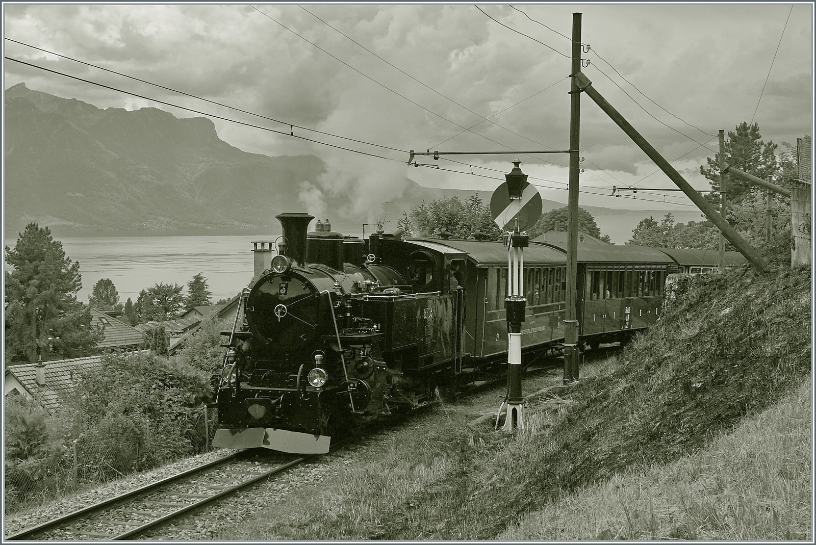 Die Blonay-Chamby Bahn HG 3/4 N°3 ist mit Reisezug kurz nach Blonay auf dem Weg nach Chaulin.

5. Juni 2022