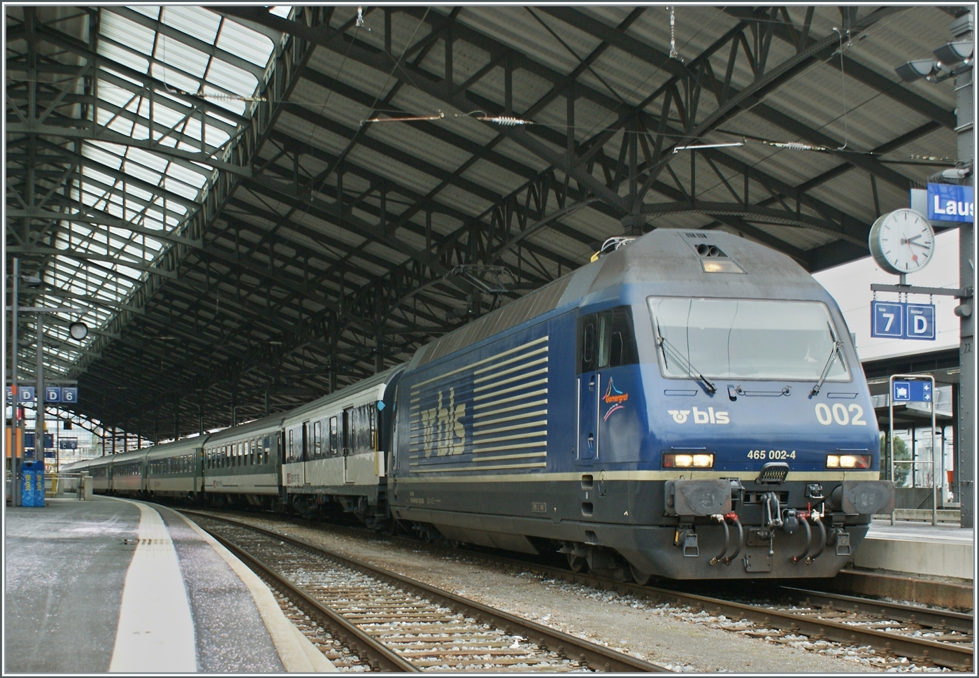 Die BLS Re 465 002 mit ihrem IR von Brig nach Genève Aéroport beim Halt in Lausanne. Ich war mir damals, kurz nach dem Fahrplanwechsel über die Besonderheit nicht bewusst: nur für gut drei Wochen, vom 21. DEz. 2008 bis am 11. Januar half erst die BLS Re 465 018, die dann kurz vor dem Jahreswechsel durch die BLS Re 465 002 abgelöst wurde, der SBB über einen Lokmangel infolge der verspäteten CIS ETR 610 Ablieferung aus.

2. Januar 2009
