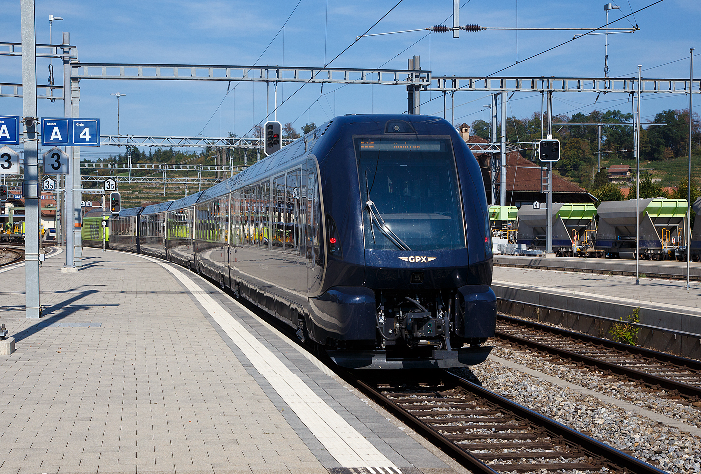 Die BLS Re 465 012 (91 85 4 465 012-3 CH-BLS) verlässt am 11 September 2023, mit dem GoldenPass Express (GPX) von Interlaken Ost via Zweisimmen nach Montreux, den Bahnhof Spiez.

Noch sind es hier, mit dem Interfacewagen (Bsi) direkt hinter der BLS Re 465 012, fünf Wagen. Für 2023/24 sind im MOB GoldenPass Express (GPX) noch ein 2. Klasse Niederflurwagen (BsNF 271 – 274) eingeplant, die wohl noch nicht geliefert wurden.
