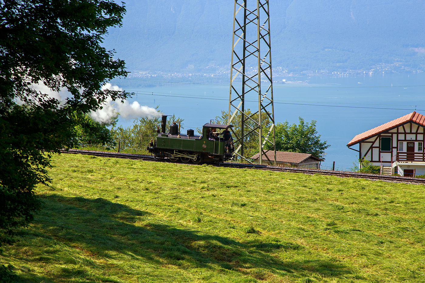 Die haben mich vergessen, da muss ich noch schnell hinterher....
Pfingsten 2023 (Samstag 27 bis 29 Mai 2023) fand bei der Museumsbahn Blonay–Chamby das Schweizer Dampffestival 2023 / Festival suisse de la Vapeur 2023 statt, das Highlight am Samstag war die Dreifach-Dampflok-Traktion. Darunter war auch die kleine G 3/3 LEB N° 5  Bercher , die hier am 27.05.2023 von Chaulin alleine nach Blonay hinab fährt.