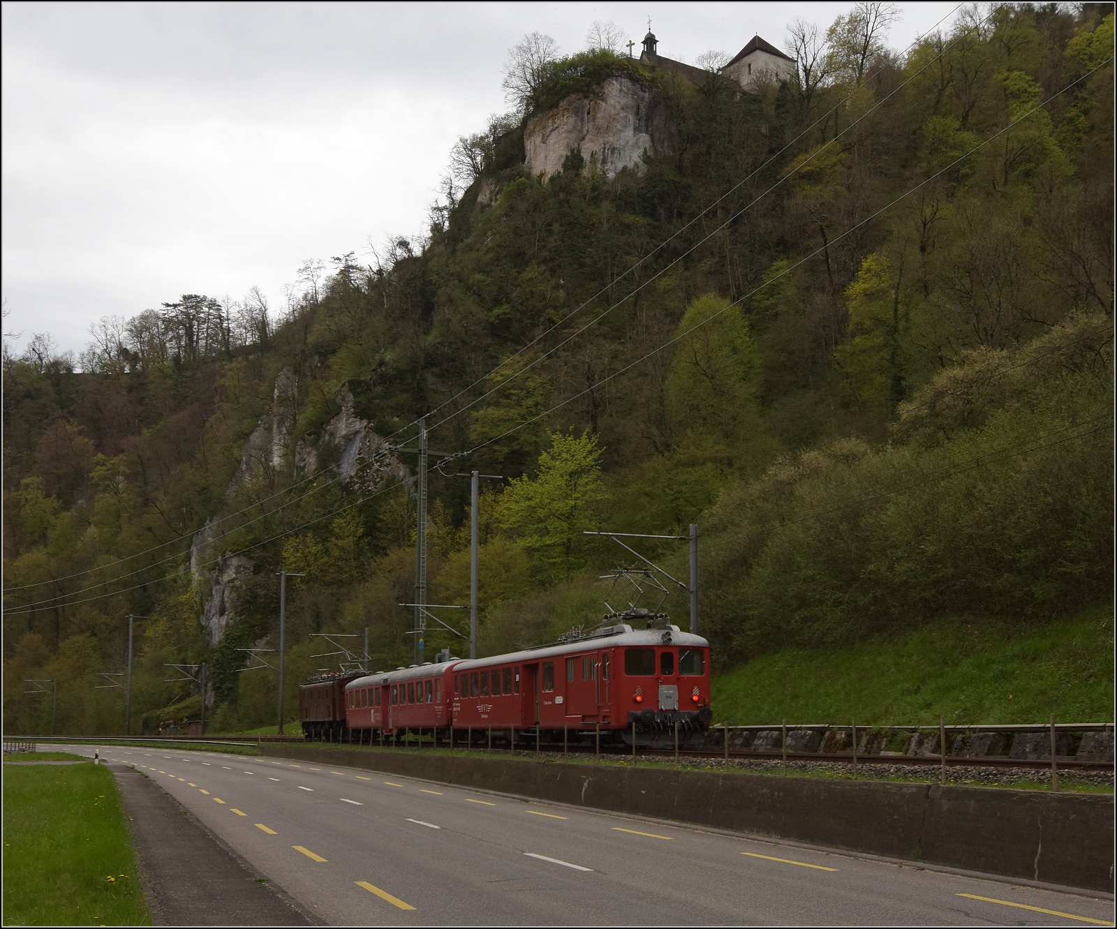 Die RVT-Fahrt zum Feldschl�sschen.

Ae 3/6 III 10264 mit dem RVT-Zug unter der Vorbourg, ABDe 2/4 102 der RVT-Historique am Zugschluss. April 2023.