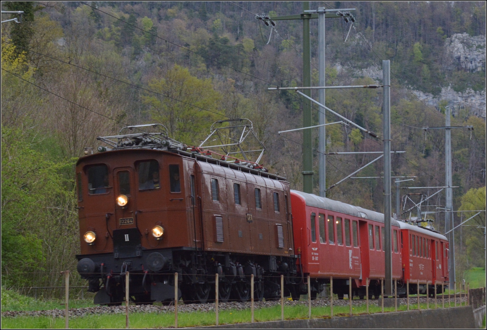 Die RVT-Fahrt zum Feldschl�sschen.

Ae 3/6 III 10264 mit dem RVT-Zug bei Bellerive. April 2023.