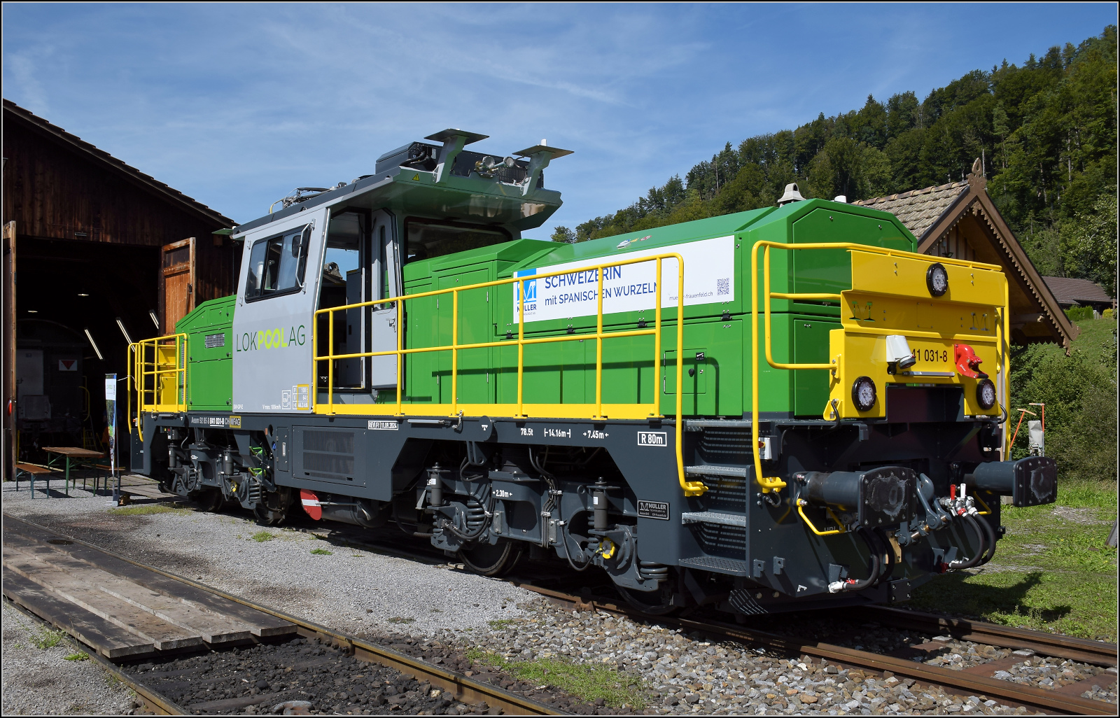 Die  trimodale  Aeam 841 von M�ller Gleisbau ist eine Innovation, zumindest auf dem Kontinent. 

Hierzu wurden als Basis die nicht mehr ganz taufrische Am 841 der SBB von GEC Alsthom weiterverwendet und mit Stromzuf�hrung aus der Oberleitung und Batterie zus�tzlich zum Dieselmotor nachger�stet. Zwar gibt es l�ngst eine vierachsige Class 93 von Stadler mit einem �hnlichen Konzept k�uflich zu erwerben, aber f�r 4 Millionen Pfund. Die Weiterverwendung der Diesellok-Basis d�rfte f�r den weniger leistungsbetonten Dienst, etwa w�hrend des Gleisbaus, erhebliche wirtschaftliche Vorteile bieten, nicht nur der weitaus geringere Dieselverbrauch. Im Prinzip ist sie nun eine Zweikraftlok mit zwei Energiespeichern an Bord, daher d�rfte wohl Zweikrafthybridlok die am besten passende Bezeichnung sein, selbst wenn Trimode oder �hnliche W�rter als Verkaufsargument wesentlich hipper und denglischer klingen.

Technische Daten Aeam 841

Baujahr 1996-97 
Umbau 2024-26
Spurweite 1435 mm
Achsanordnung Bo‘Bo‘
Gewicht 78,5 t
L�nge �ber Puffer 14.160 mm
Fahrzeugbreite 2.900 mm
Fahrzeugh�he 4.503 mm
H�chstgeschwindigkeit 100 km/h
Anfahrzugkraft 215 kN
Leistung 
 elektrisch 1500 kW
 Diesel 520 kW
 Batterie 300 kW
Stromsystem 15 kV 16.7 Hz
Batteriekapazit�t 112 kW/h
Leistung am Rad 1.000 kW
Kleinster Radius 80 m
Zugsicherung ETCS L2 Baseline 3.6

In Bauma wurde Aeam 841 031 w�hrend des Jubil�ums 150 Jahre T�sstalbahn ausgestellt und konnte in bestem Licht bewundert werden. Ihre NVR-Nummer lautet 92 85 8 841 031-8 CH-MFAG. September 2025.