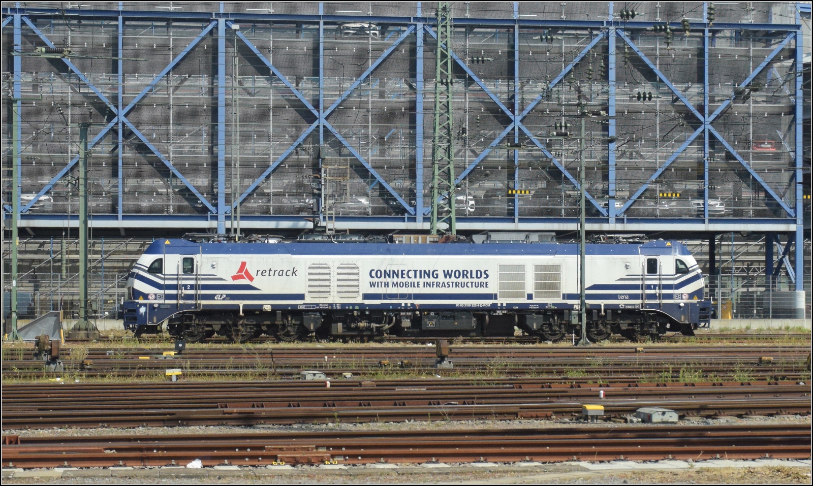 Echte Brummer.

Die Eurodual 159 222 von RCM parkt in Mannheim vor passendem Hintergrund. August 2022.