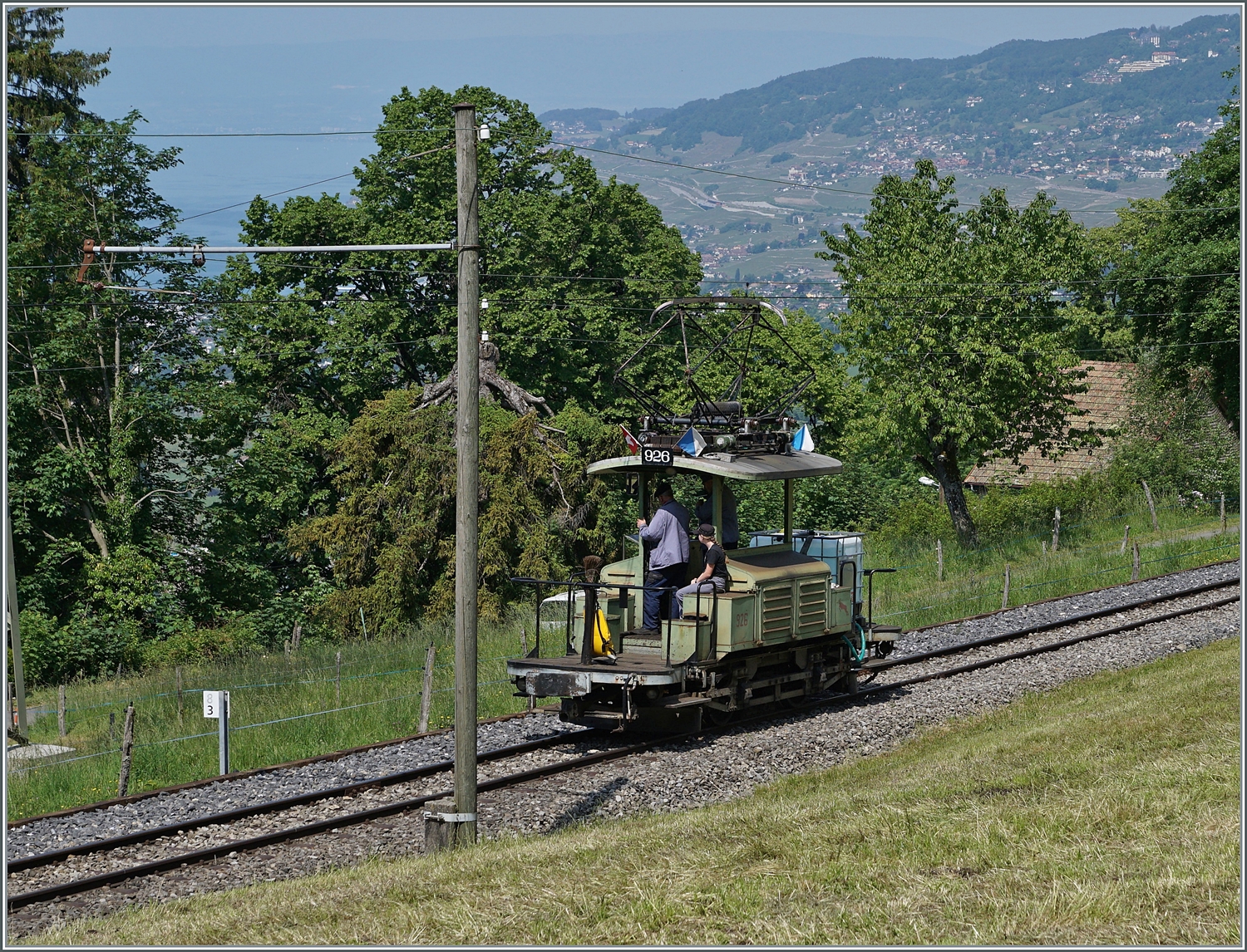 Eher selten auf der Strecke zu sehen: der VBZ Schienentraktor Te 2/2 926 ist bei Chaulin auf dem Weg nach Blonay.

29. Mai 2023