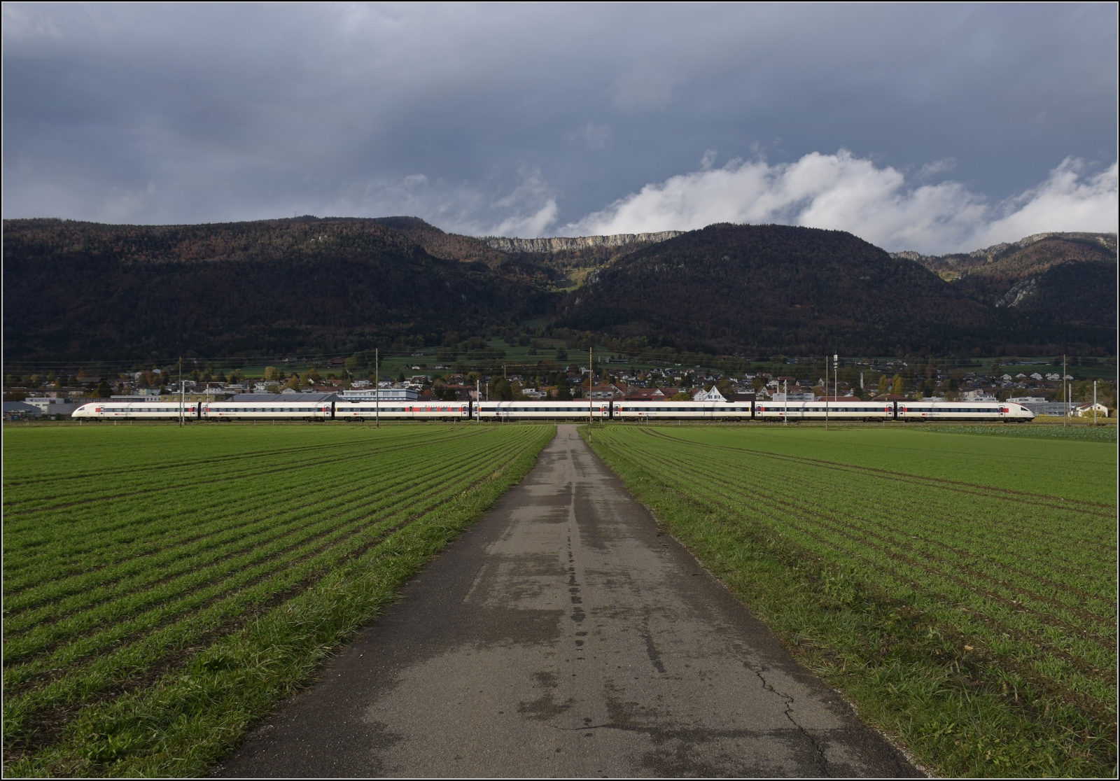 Ein bisschen Jurasüdfuss. 

RABDe 500 026 'Francesco Boromini' bei Grenchen. Knapp 1000 Meter erheben sich die Felswände der Wandflue beim hinteren Obergrenchenberg über die Bahnlinie. November 2023.