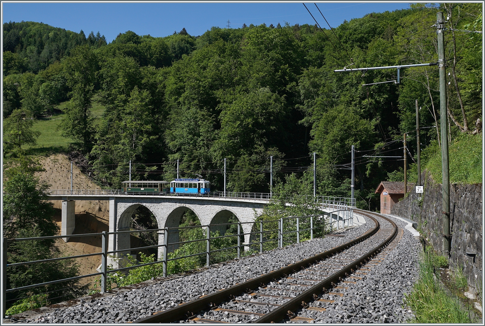Ein Blick in Richtung Vers chez Robert (rechts im Bild) und den Baye de Clarens Viadukt mit dem TL Ce 2/3 der Blonay Chamby Bahn mit Beiwagen auf der Fahrt in Richtung Chamby.

11. Mai 2025