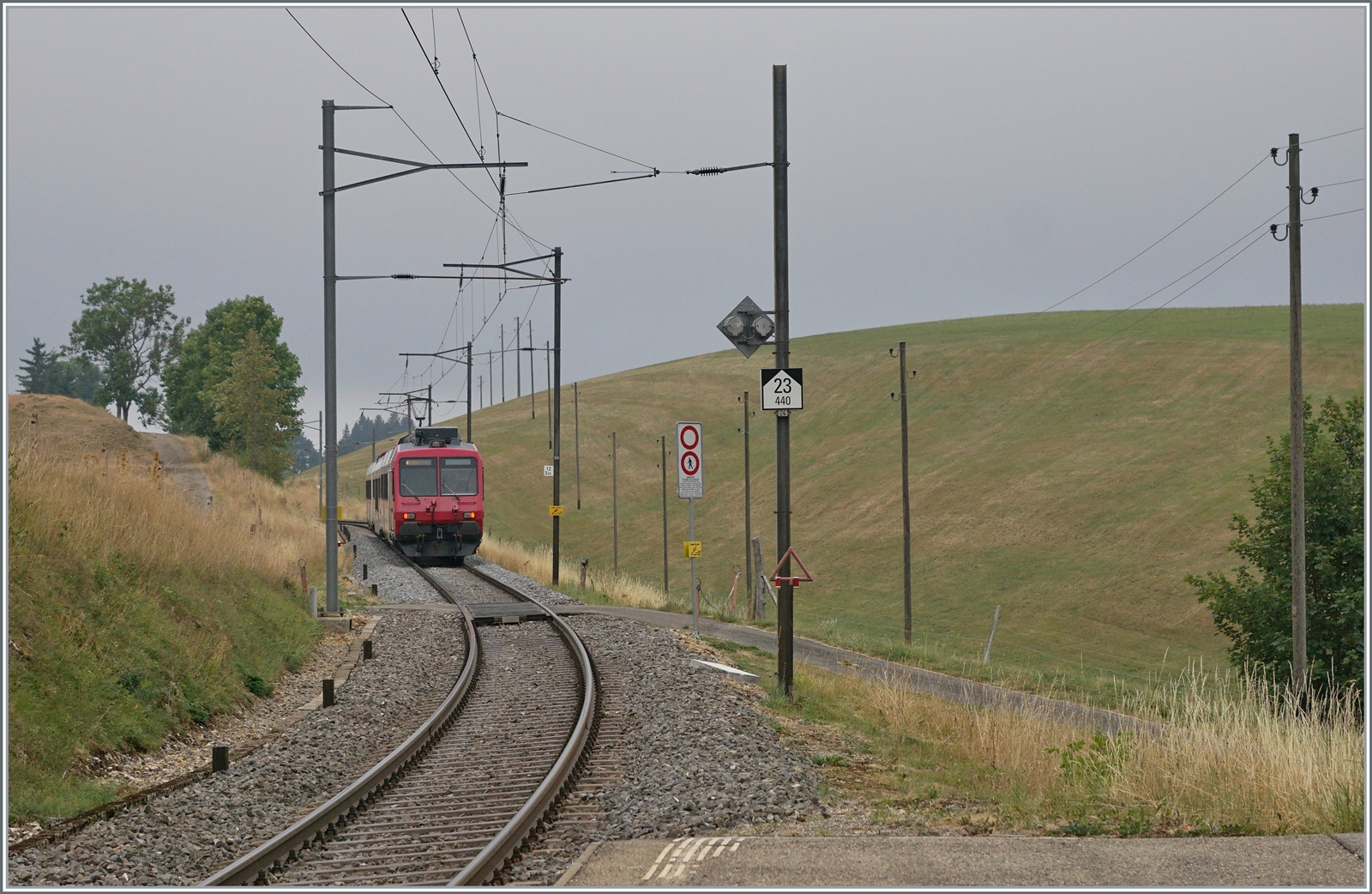 Ein TRAVYS RBDe 560 hat die Haltestelle Les Charbonnières verlassen und fährt nun weiter in Richtung Le Brassus. 

6. Aug. 2022