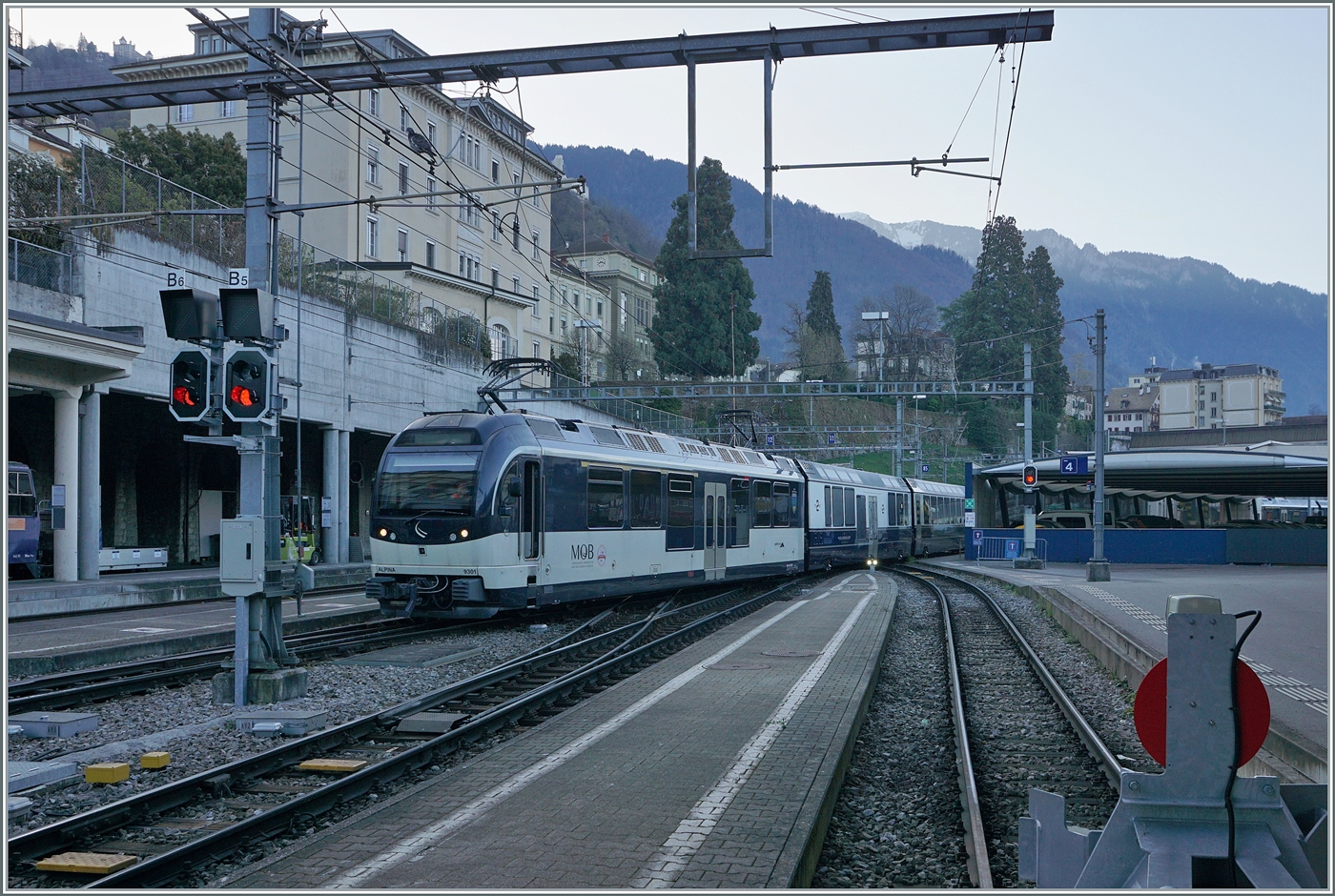 Eine eher ungewöhnliche Rangierkomposition nähert sich in Montreux den Bahnsteiggleisen: Der MOB ABe 4/4 9301 rangiert GPX Wagen. 

4. April 2025