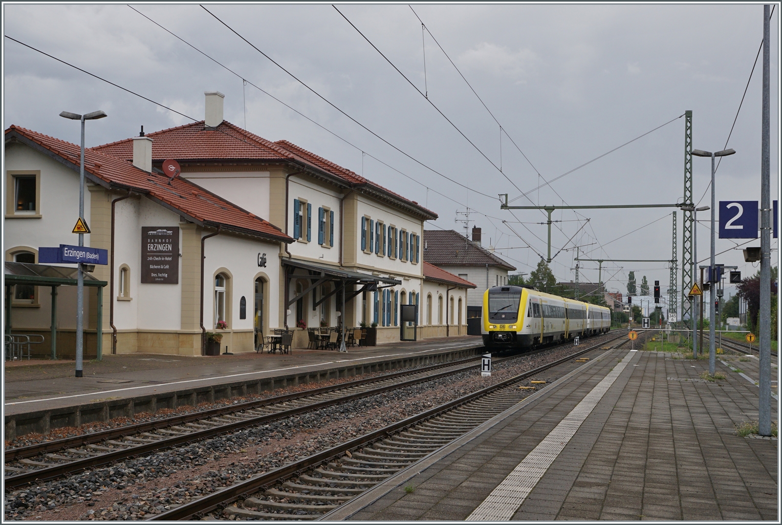 Erzingen (Baden), Ende der elektrizierten Strecke von Schaffhausen her und Ende der Doppelspur in Richutung Waldshut.

Auf Gleis 1 erreichen zwei 612 nach Basel Bad. Bf den Bahnhof von Erzingen.

6. Sept. 2022