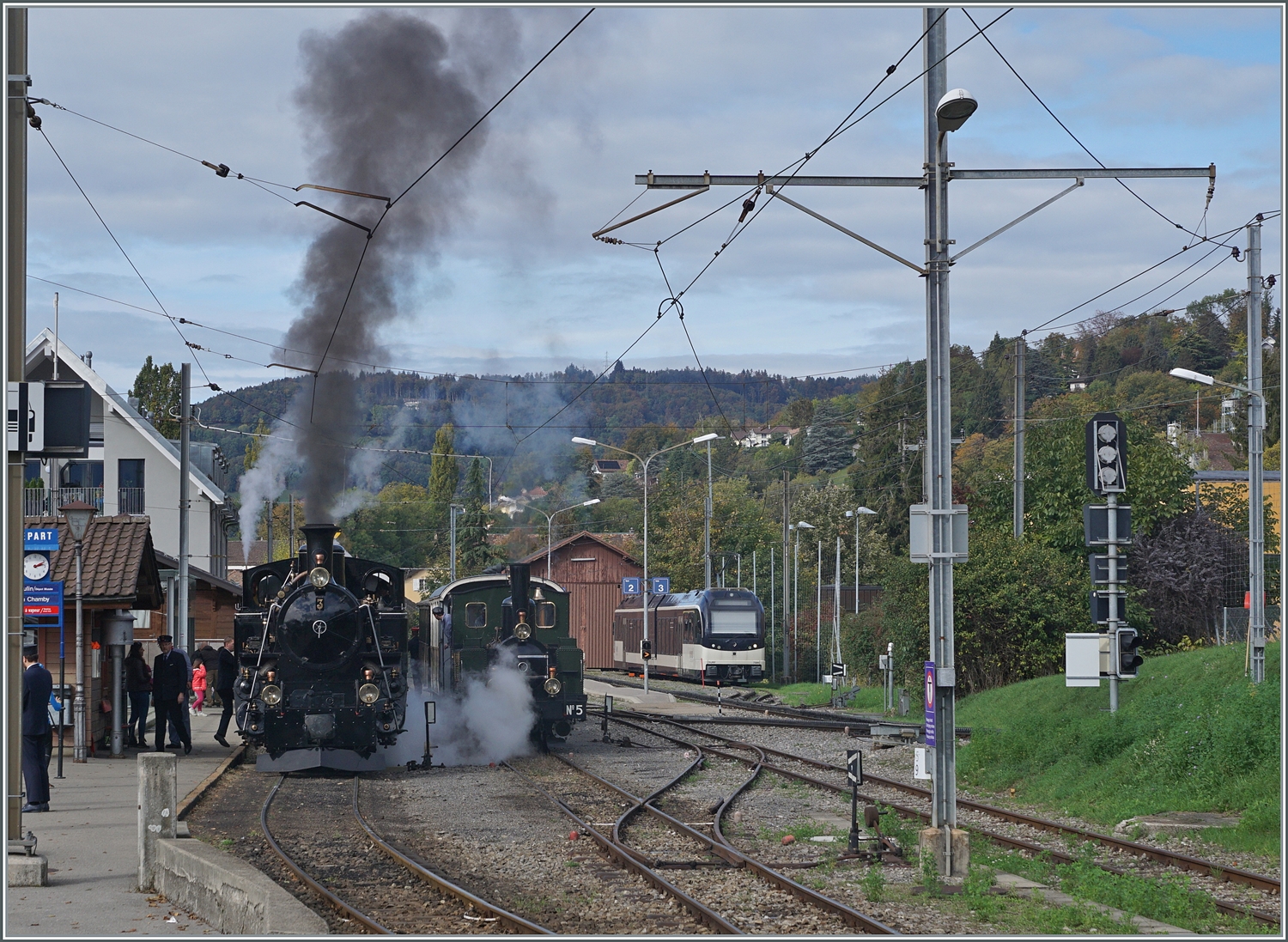 Es dampft und raucht in Blonay; zum Saisonabschluss verabschiedet sich die Blonay Chamby Bahn mit einem verstärkten Fahrplan und interessanten Kompositionen. Im Bild die HG 3/4 N° 3 und die G 3/3 N° 5. 

28. Okt. 2023