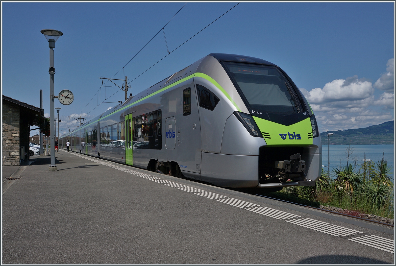 Et voilà - nun leuchten die Farben an diesem prächtigen Sommertag, als der BLS RABe 528 105  MIKA  als R91 6121 nach Brig auf die Abfahrt wartet. 

24. Juli 2024