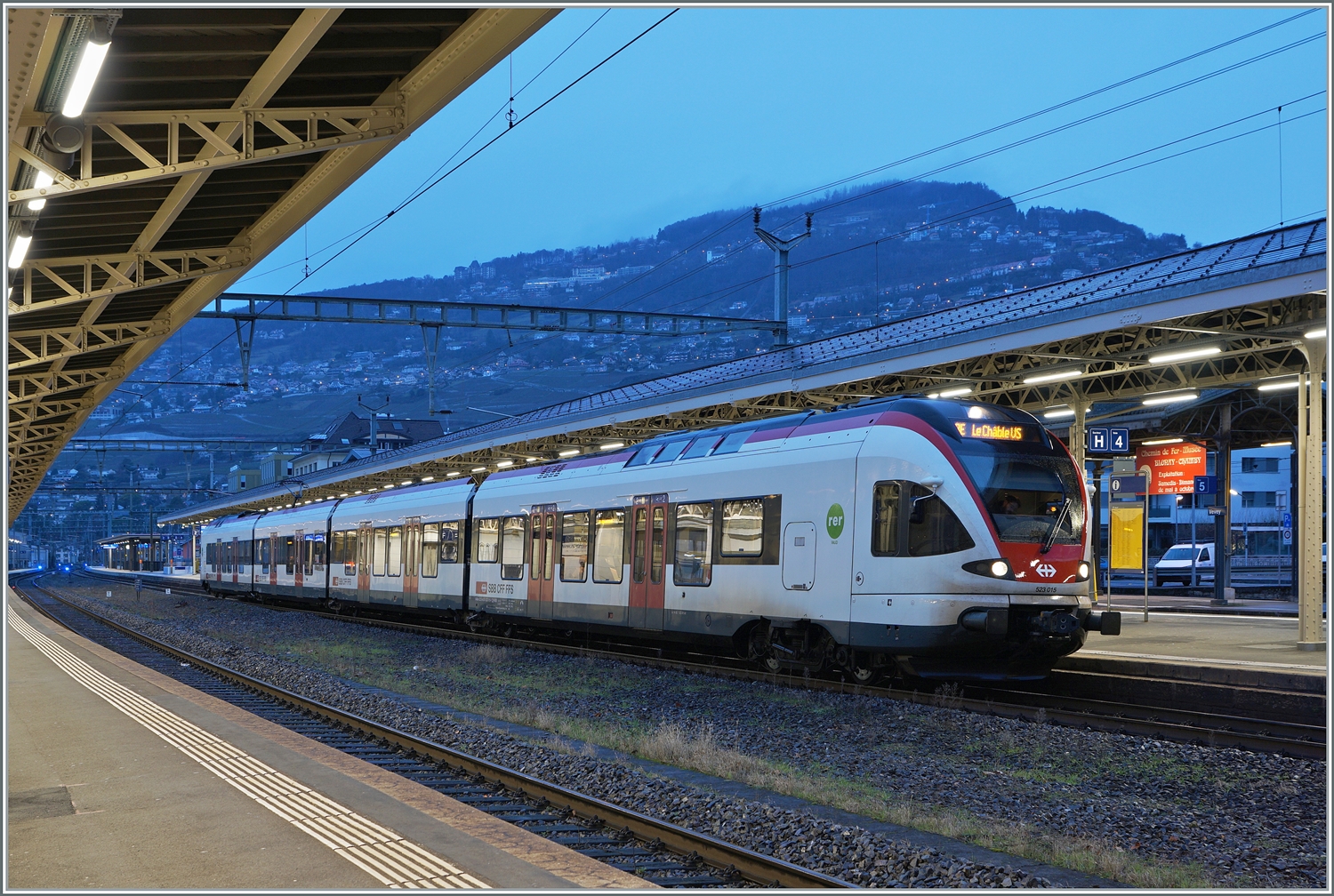 Et voilà, der Zug nach Le Châble beim Halt in Vevey. Das Bild zeigt zwar  nur  einen SBB Flirt, nämlich den SBB REV RABe 523 015-1 beim Halt in Vevey. Interessant ist jedoch der Laufweg des RE 3558: Von Fribourg nach Le Châble (-Verbier) via die  Train de Vignes  Strecke. Der Zug fährt in der Wintersaison Samstags, Sonn- und Feiertags. Der Vollständigkeit halber hier noch die UIC Nummer des SBB Flirts: RABe 523 94 85 0 523 015-1 CH-SBB. 
2. Januar 2024